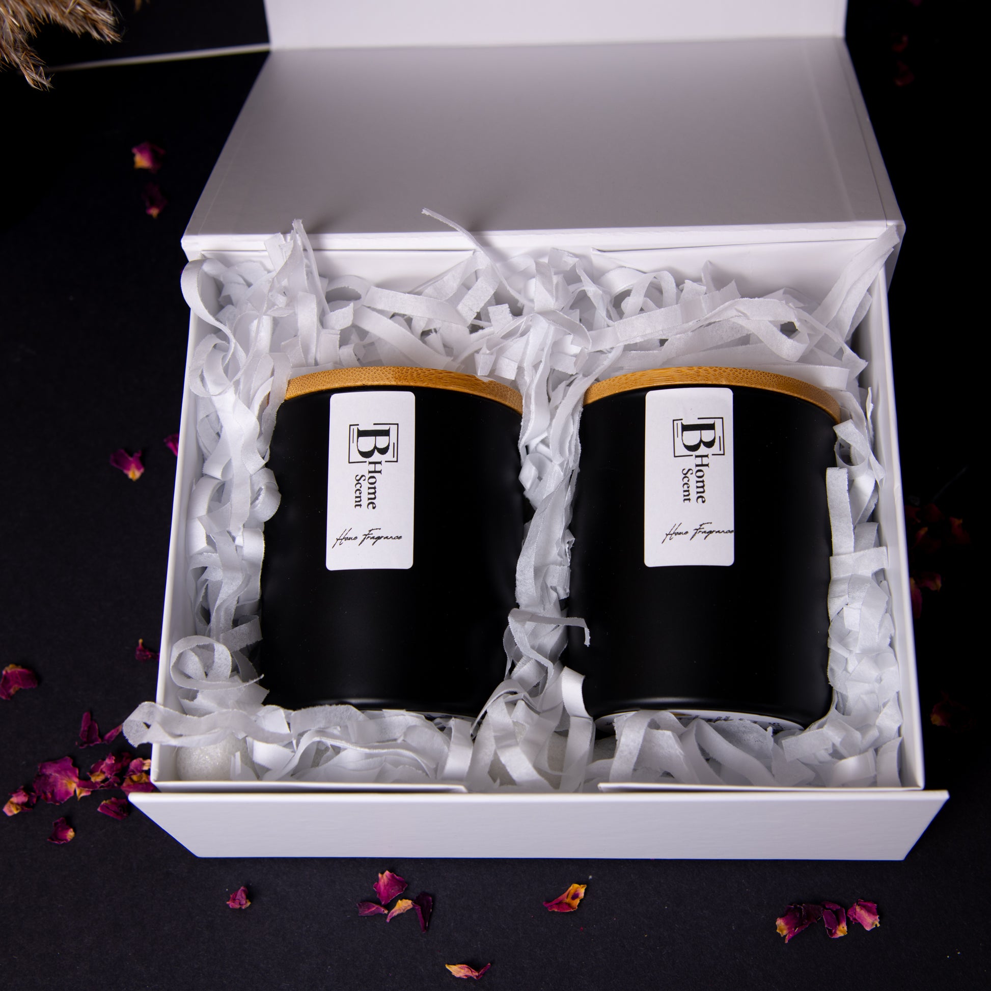 2 candles with wooden lids in gift box